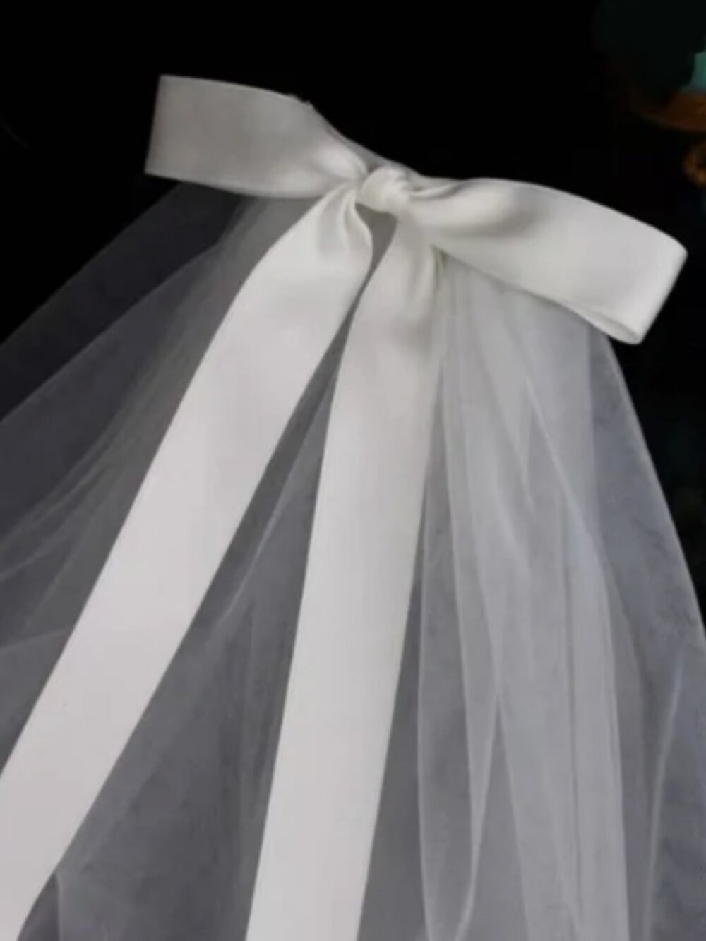 Short Wedding Veil with Silk Bow - Picture 5 of 6